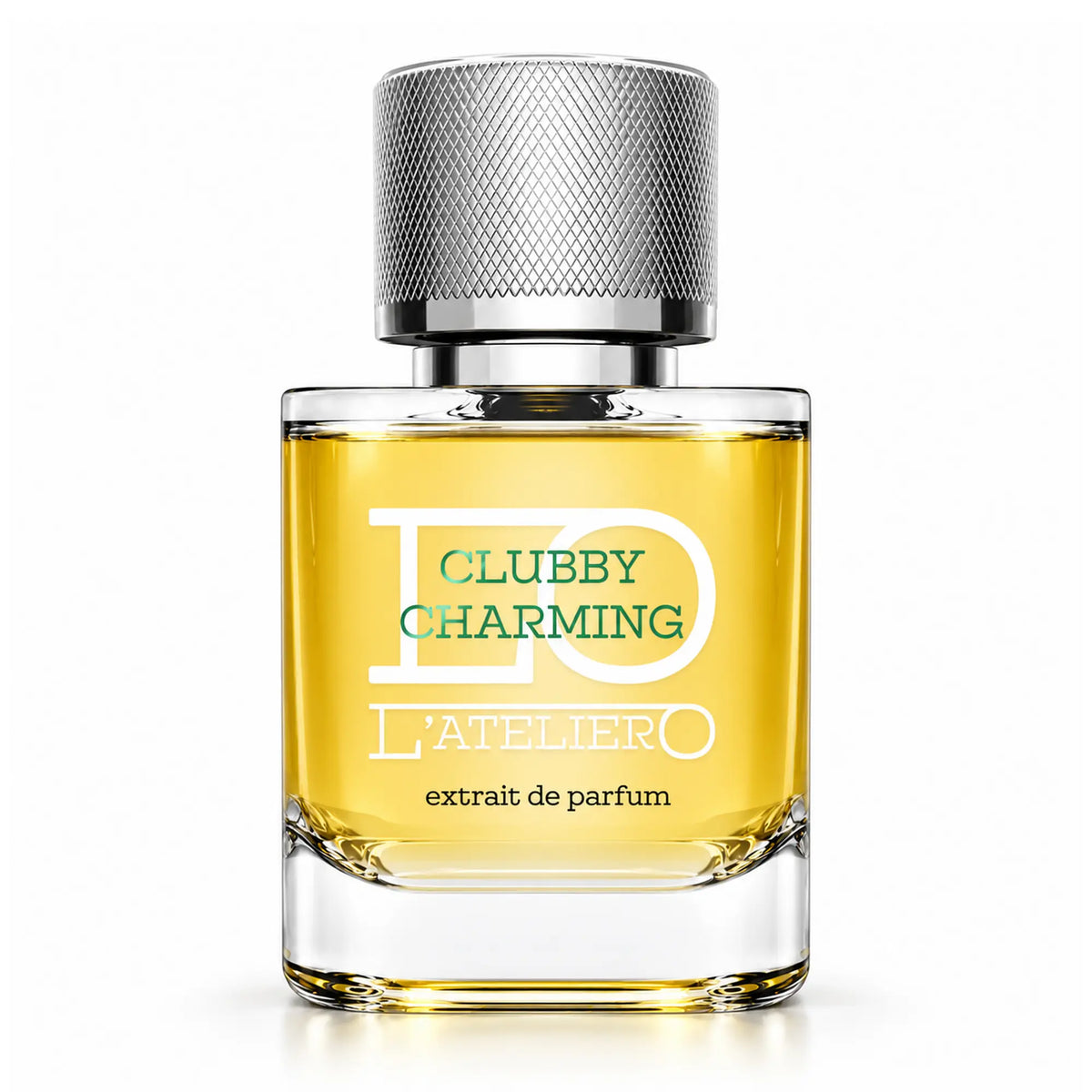 L’ATELIERO Clubby Charming Extrait de Parfum 50 ml: Flakon mit goldgelbem Parfum, grüner Schrift und Silberverschluss vor weißem Hintergrund.