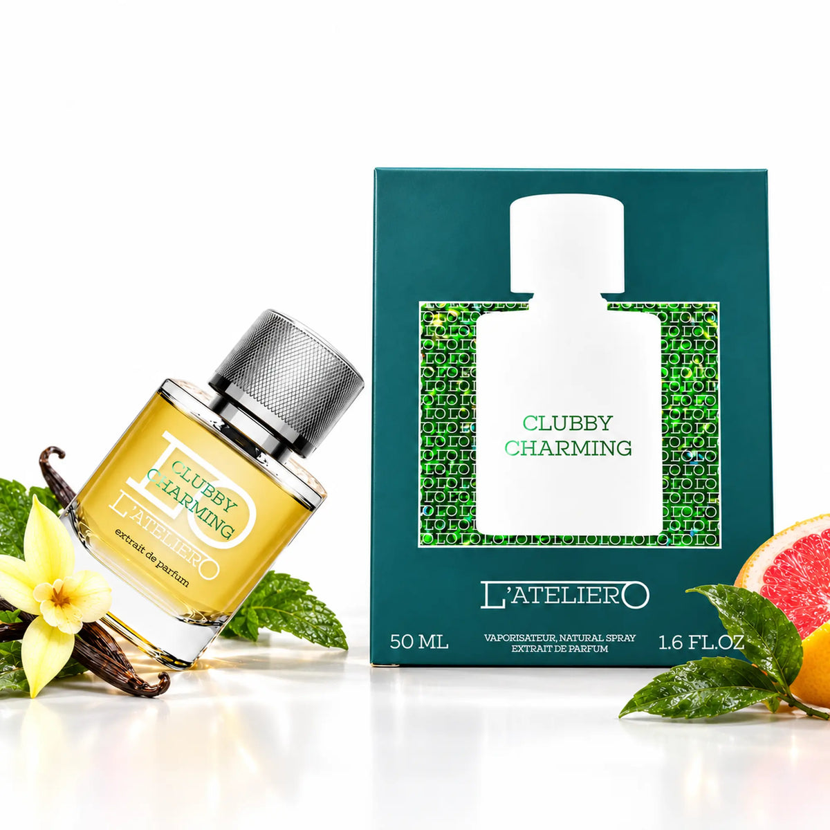 L’ATELIERO Clubby Charming Extrait de Parfum 50 ml: schräg gestellter Flakon neben petrolfarbener Box auf weißem Grund.