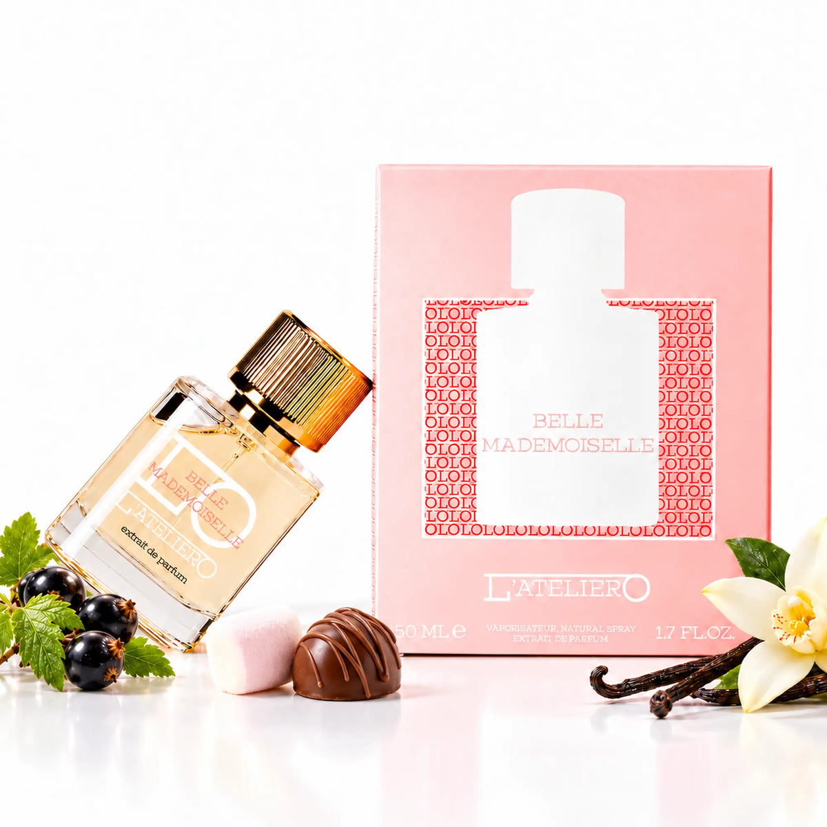 L’ATELIERO Belle Mademoiselle Extrait de Parfum 50 ml: schräg gestellter Flakon neben rosa Box auf weißem Grund.