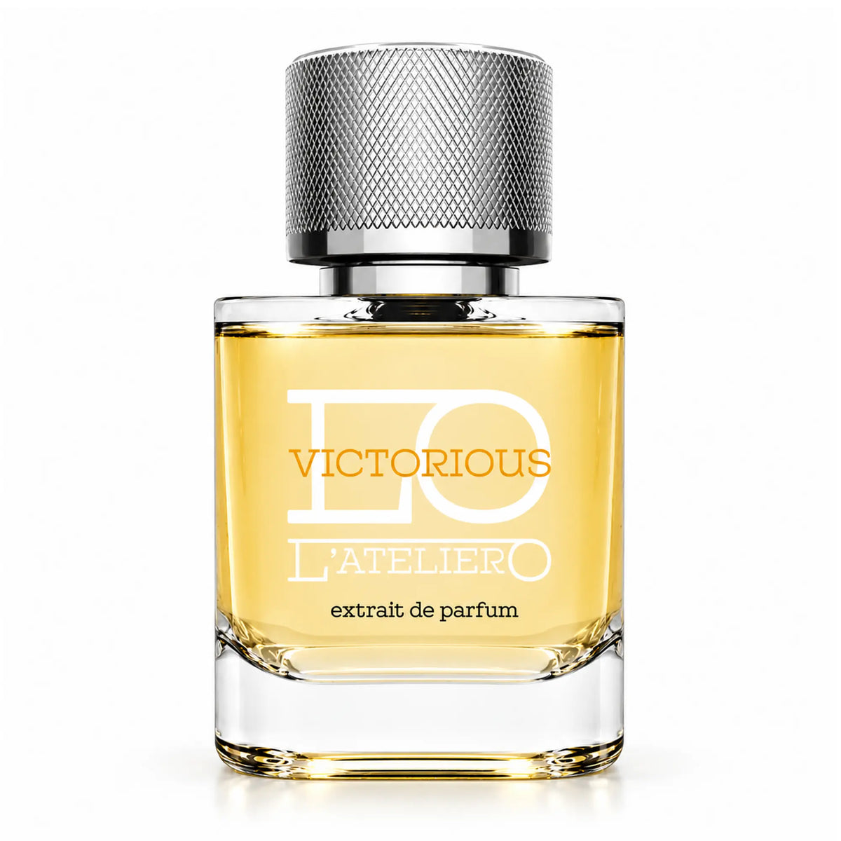L’ATELIERO Victorious Extrait de Parfum 50 ml: Flakon mit goldgelbem Parfum, orangefarbener Schrift und Silberverschluss vor weißem Hintergrund.