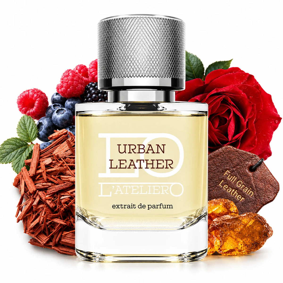 L’ATELIERO Urban Leather Extrait de Parfum 50 ml: Flakon mit roten und dunklen Beeren, roter Rose, Holzspänen und Lederanhänger.